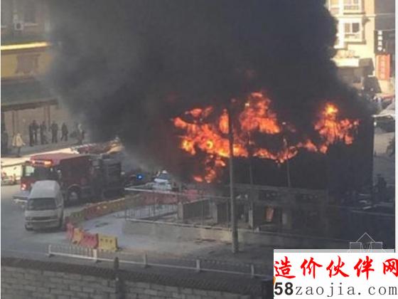 起火現(xiàn)場濃煙滾滾