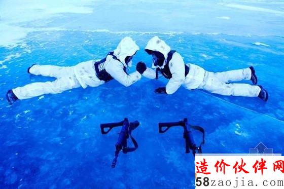士兵為取暖進行掰手腕比賽