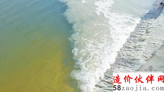 臭水排入渠內(nèi)使水面變成“陰陽水”