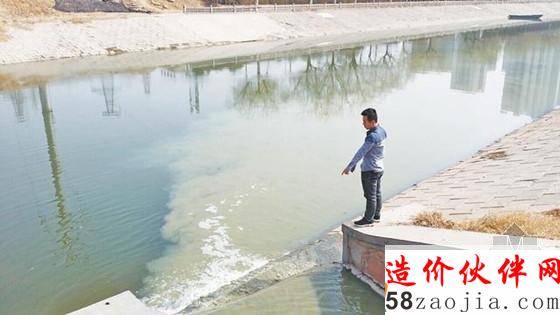 這處排水口位于鄭州市東風(fēng)渠北三環(huán)橋南側(cè)附近