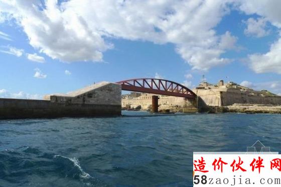 瓦萊塔大港口新圣埃爾莫防洪堤人行橋
