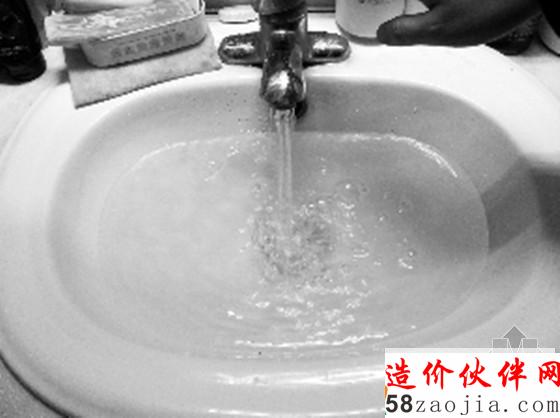 2015年3月4日,蘭州,市民反映七里河區(qū)新華印刷廠一帶自來水出現(xiàn)消毒水味