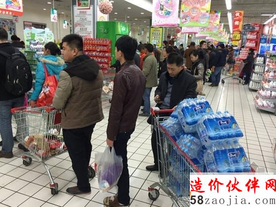 市民在超市采購瓶裝水