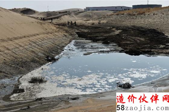 這是甘肅武威境內(nèi)騰格里沙漠一處排污池,污染物由暗管直接排放至沙漠