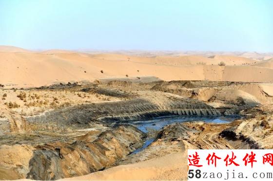 甘肅武威境內(nèi)騰格里沙漠腹地受污染的區(qū)域