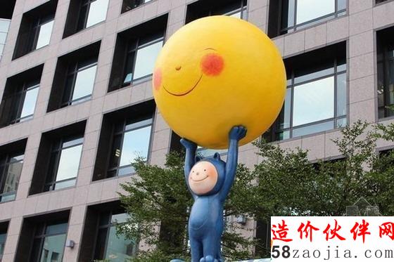 小男孩舉起雙手正要把月亮送回天空