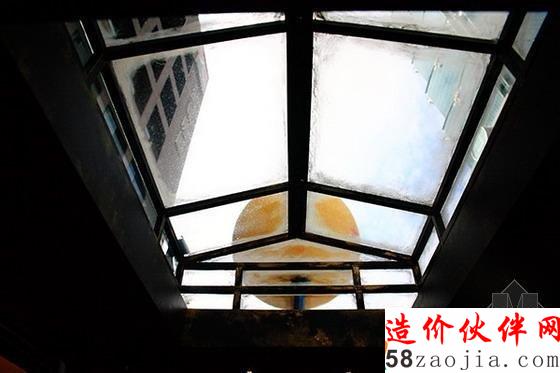 公交車頂也特別開了個(gè)透明天窗,讓光可以折射進(jìn)來,讓室內(nèi)顯得很明亮