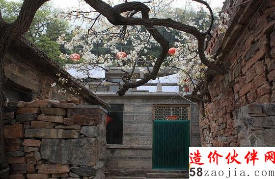 石砌的房屋,幽靜的小院,怎么也想不出是在海拔1700米的高處
