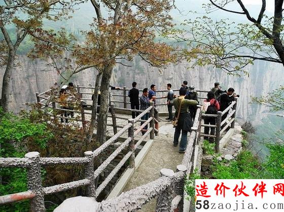 高瞻遠(yuǎn)矚,郭亮村百米高處,人們?cè)诟╊珴L滾紅塵