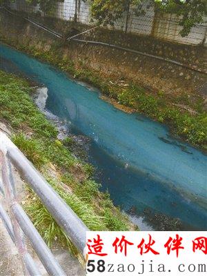 排洪渠的水是藍(lán)色的
