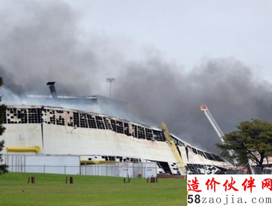當(dāng)?shù)貢r(shí)間2015年4月3日,美國肯塔基州路易斯維爾,通用電氣公司(GE)最大的設(shè)備工廠之一突然燃起大火。報(bào)道稱,火勢“已經(jīng)失去了控制”,一幢建筑物倒塌,有超過100余名消防人員在現(xiàn)場滅火。現(xiàn)場濃煙滾滾,沖向天空,有大片的灰落在地上。