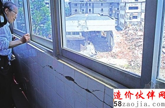 陽臺已經傾斜,墻面出現貫穿裂縫