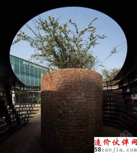 韓國圍繞廢舊煙囪創(chuàng)作的鐵質(zhì)臺階景觀