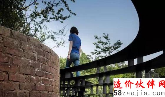 韓國圍繞廢舊煙囪創(chuàng)作的鐵質(zhì)臺階景觀