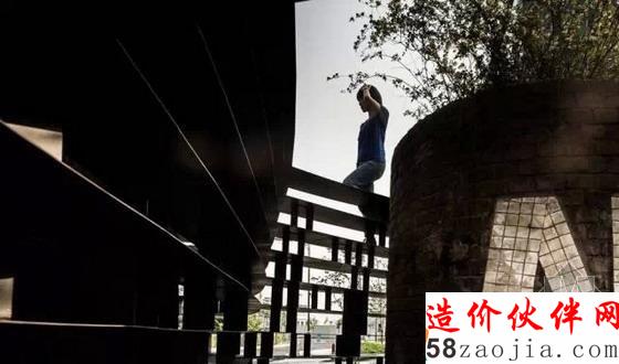 韓國圍繞廢舊煙囪創(chuàng)作的鐵質(zhì)臺階景觀