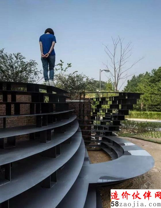 韓國圍繞廢舊煙囪創(chuàng)作的鐵質(zhì)臺階景觀