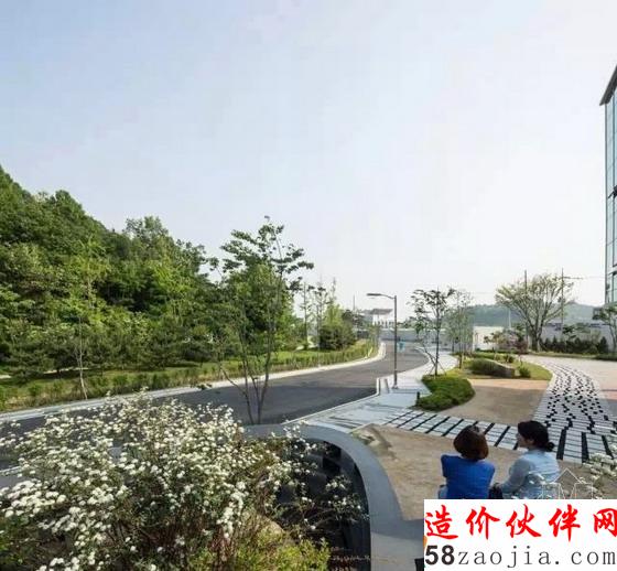 韓國圍繞廢舊煙囪創(chuàng)作的鐵質(zhì)臺階景觀