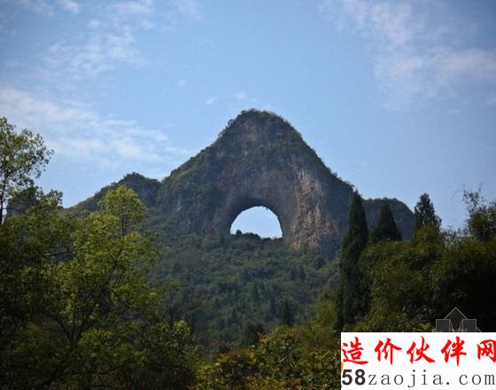 中國(guó)陽(yáng)朔的月亮山