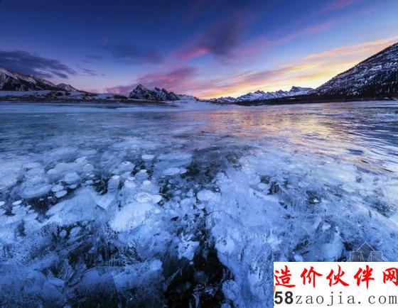 位于加拿大亞伯達(dá)省的亞伯拉罕湖,每逢冬季便會(huì)出現(xiàn)水下的冰氣泡