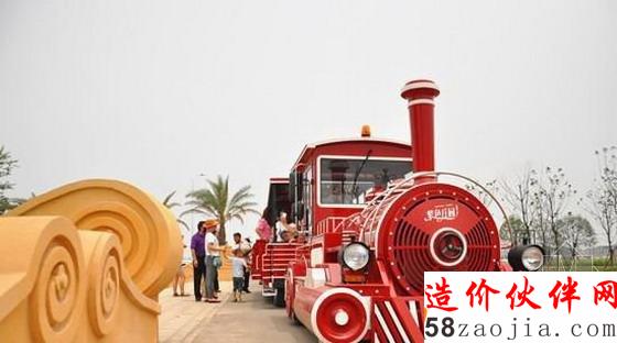 游客登上小火車前往紫色莊園