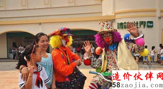 游客與園內(nèi)小丑合影