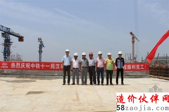 項目參建人員在自己的作品前喜悅合影