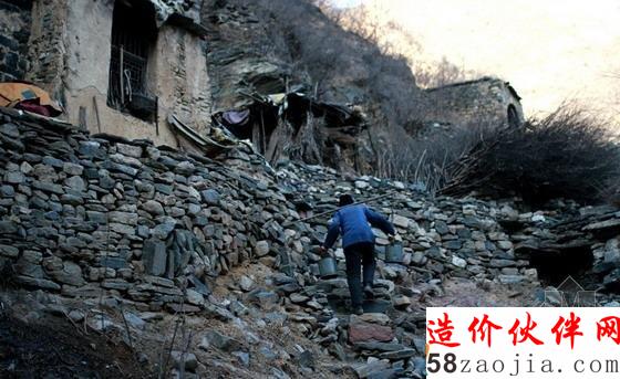 韓書義挑水走過石頭路