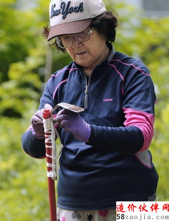 圖為一名家長(zhǎng)將彎曲鏟綁到一個(gè)掃帚柄上,當(dāng)做鋤頭使用