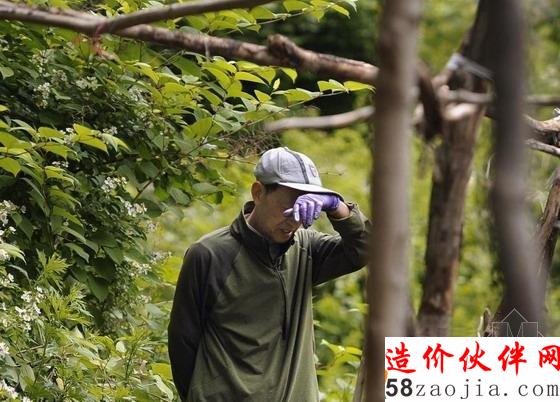 王先生在耶魯菜園里辛苦工作抹去額頭上的汗水