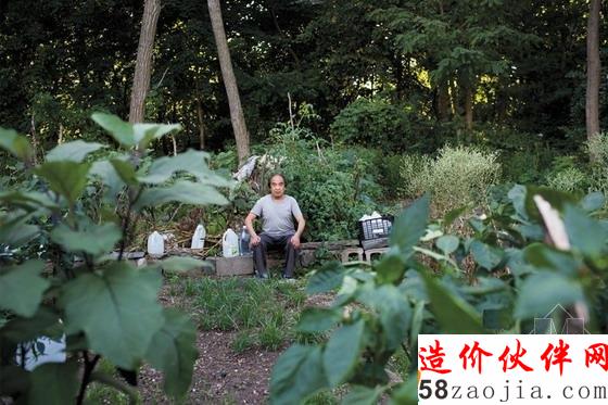 圖為一名家長(zhǎng)在菜園里休息