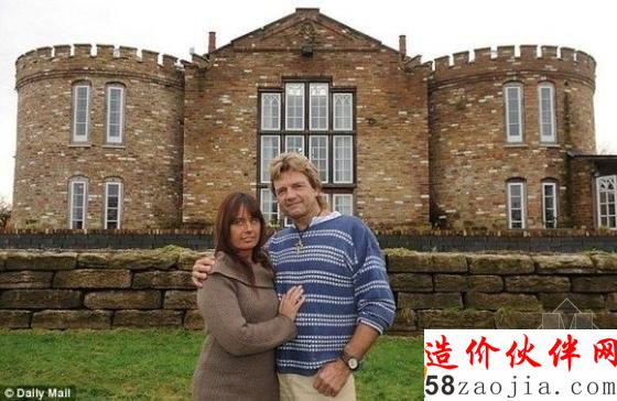 夫婦偷蓋古城堡不敢住 用干草和塑料布捂了4年