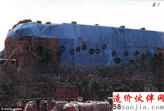夫婦偷蓋古城堡不敢住 用干草和塑料布捂了4年