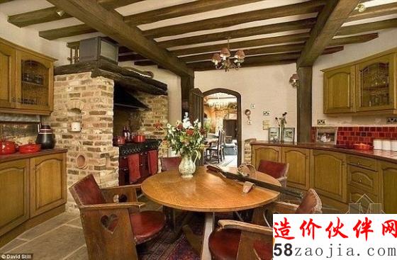 夫婦偷蓋古城堡不敢住 用干草和塑料布捂了4年