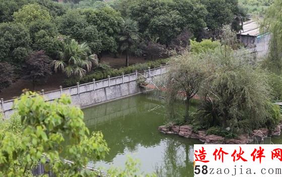 “后花園”中小橋流水,池中養(yǎng)著數(shù)百條錦鯉。