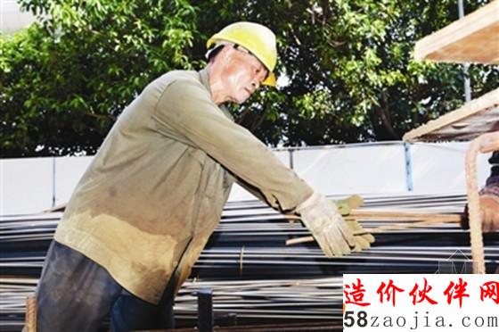 建筑工人身著較厚的工作服工作