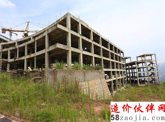 2015年7月25日,湖北省巴東縣神龍溪片區(qū)銅鼓包居住組,占地2萬余平方的巴東影視文化中心已經(jīng)停工近3年,主體框架已經(jīng)完工的行政中心和文化廣場(chǎng)樓體與生銹的塔吊和建筑材料形成鮮明對(duì)比。大樓內(nèi)部和周邊的工棚人去樓空,雜草叢生。