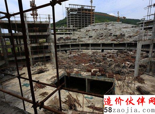 據(jù)附近村民講,該工地從2013年下半年后就一直沒人動(dòng)工至今了。
