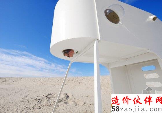 十四位設計師構建沙灘上的膠囊旅館