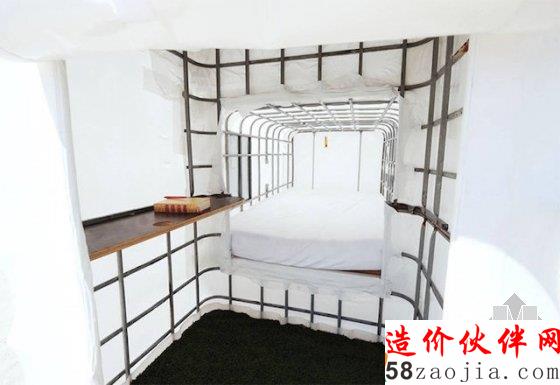 十四位設計師構建沙灘上的膠囊旅館