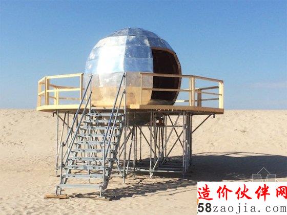十四位設計師構建沙灘上的膠囊旅館