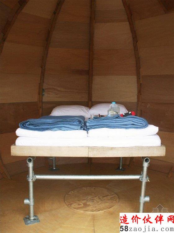 十四位設計師構建沙灘上的膠囊旅館