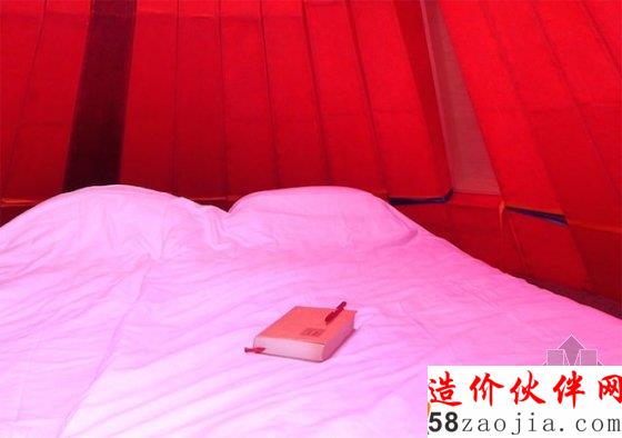 十四位設計師構建沙灘上的膠囊旅館