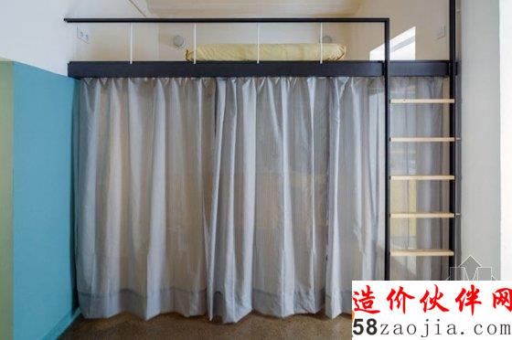 床被架高后 把這個小小的空間分隔成了“日”和“夜”
