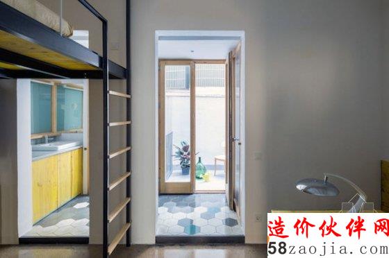 床被架高后 把這個小小的空間分隔成了“日”和“夜”