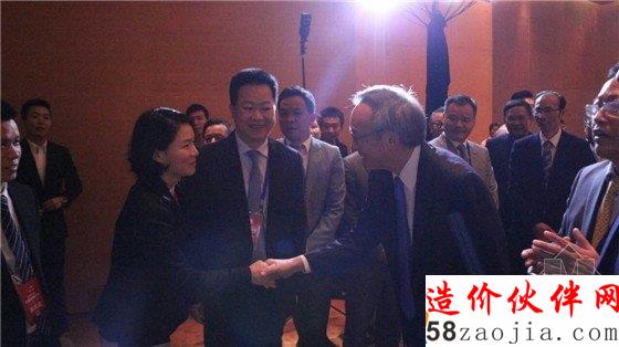 劉芳女士與朱棣文親切握手