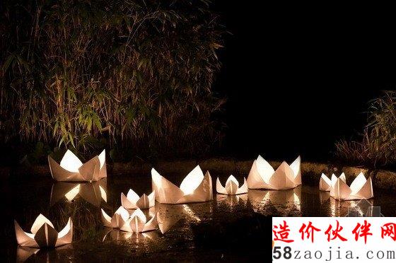 日本的奇幻世界 公園里的小狐貍
