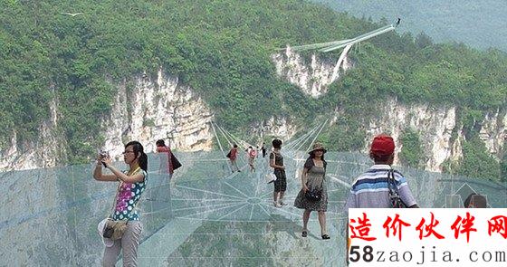 張家界大峽谷最長(zhǎng)玻璃橋合龍 創(chuàng)多項(xiàng)世界之最