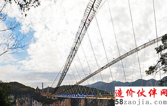 張家界大峽谷最長(zhǎng)玻璃橋合龍 創(chuàng)多項(xiàng)世界之最