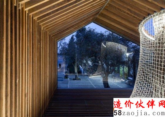 當(dāng)樹在屋下生根發(fā)芽 就成了樹屋?