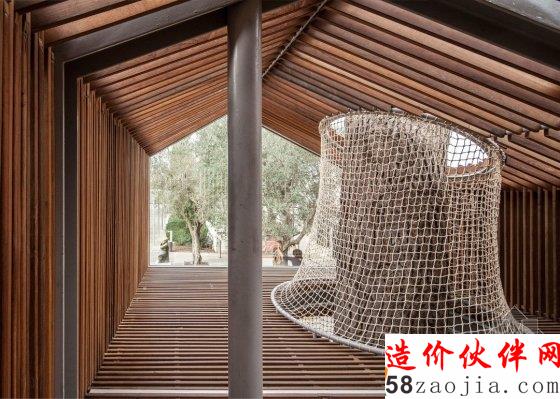 當(dāng)樹在屋下生根發(fā)芽 就成了樹屋?